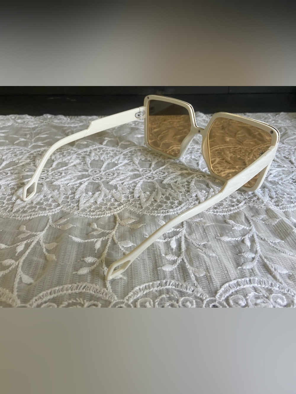 White Oversized Sunnies ☀️Free w/ Purchase! - Picture 6 of 8